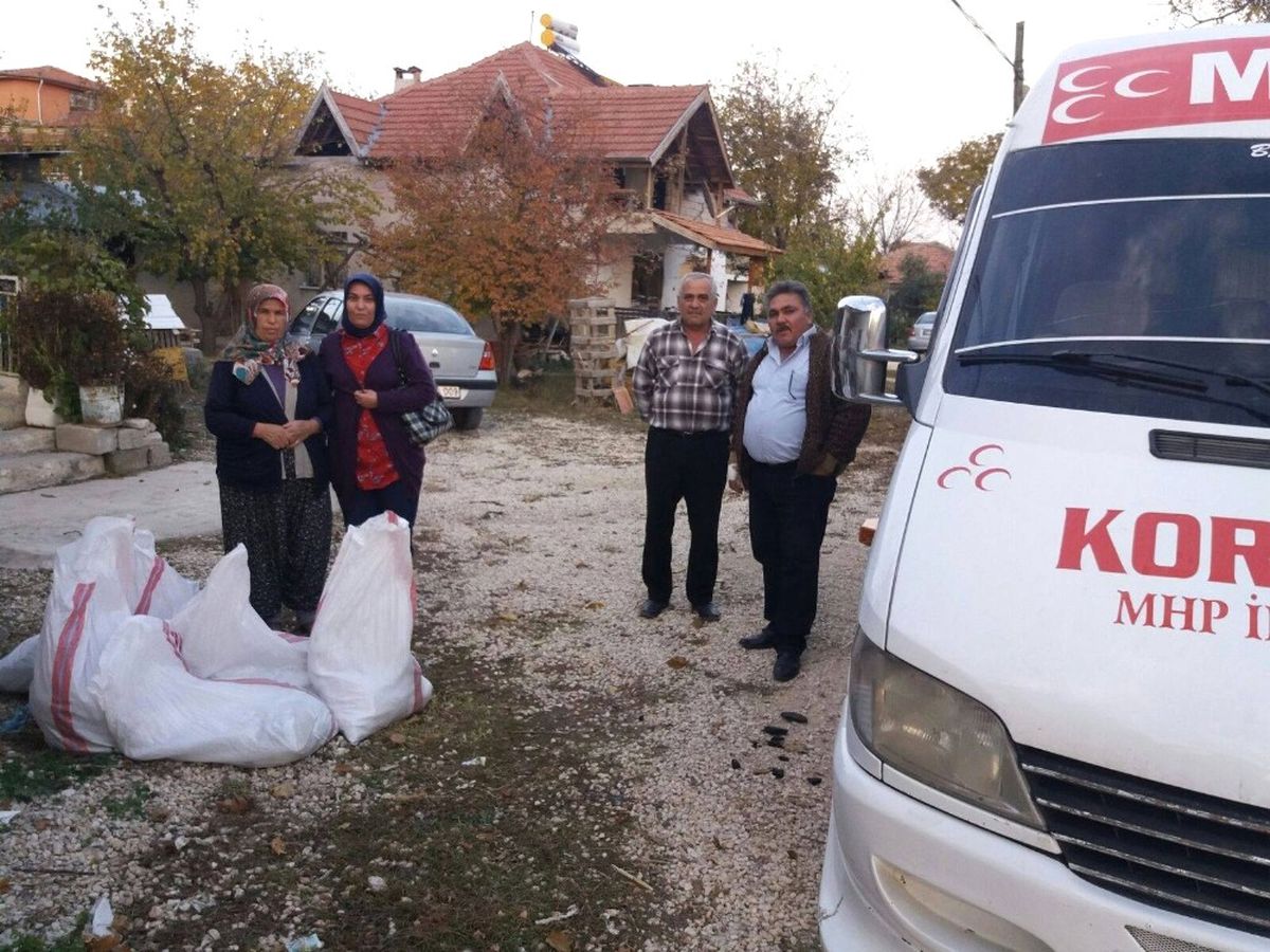 MHP Korkuteli Kadın Kolları Kömür Dağıttı
