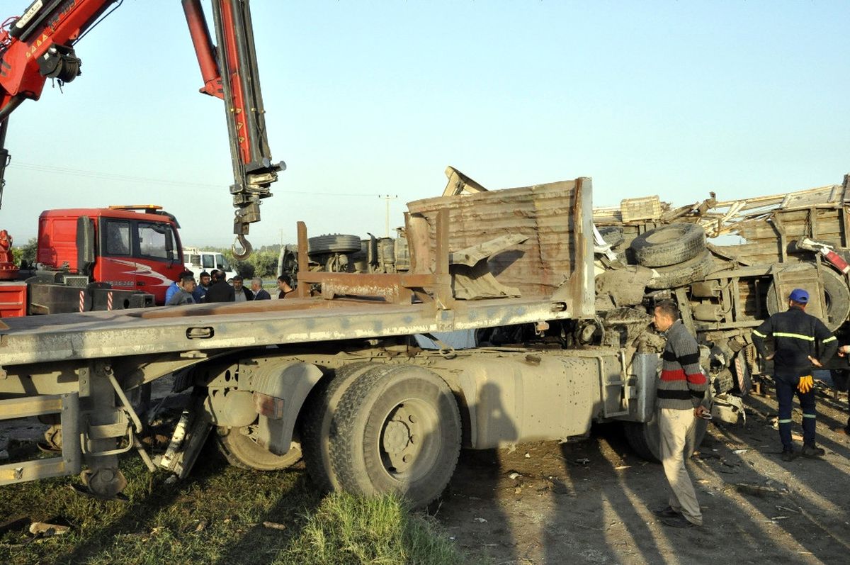 Minibüs ile Tır Çarpıştı: 19 Yaralı