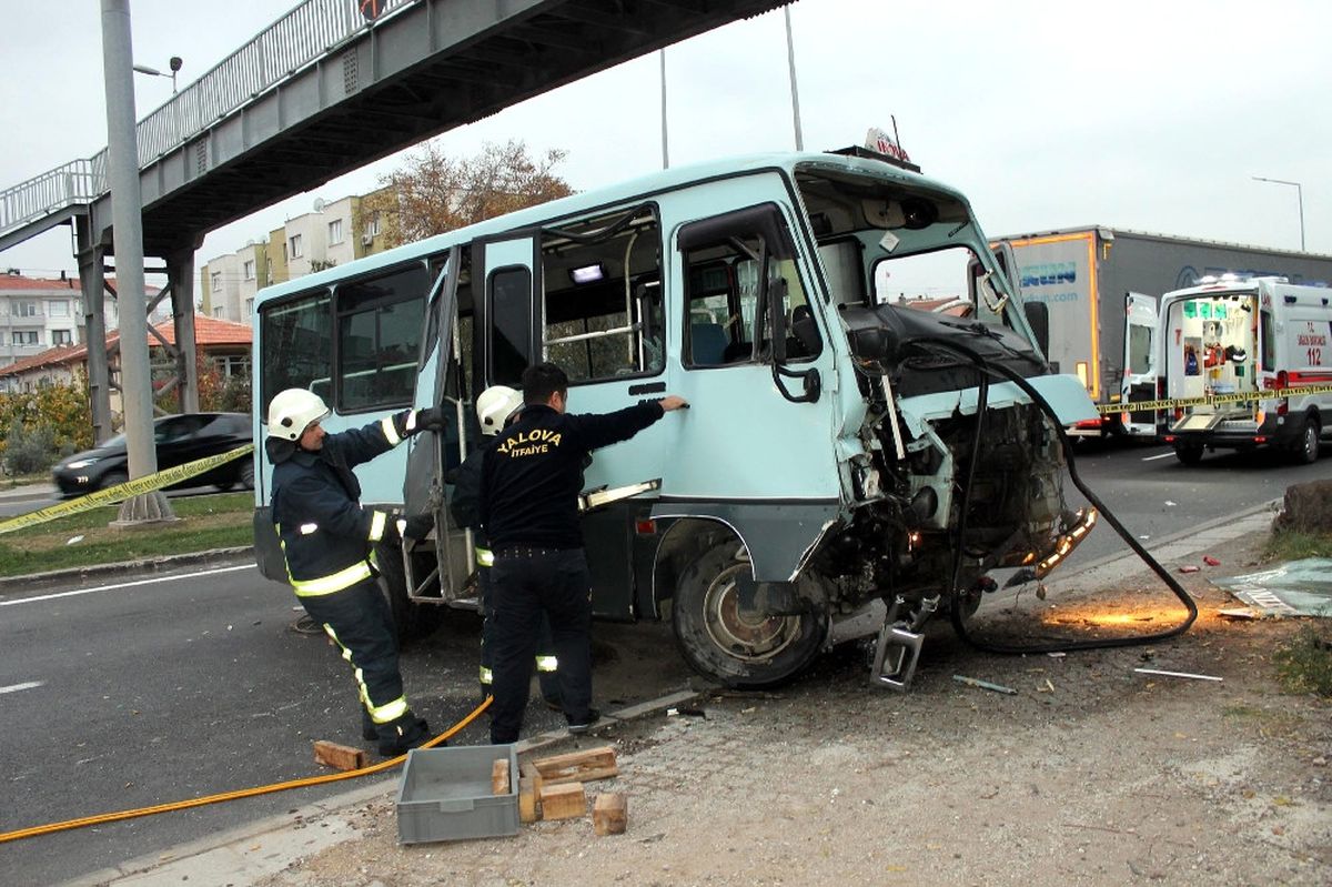 Minibüs Köprüye Girdi: 1 Ölü, 2 Yaralı