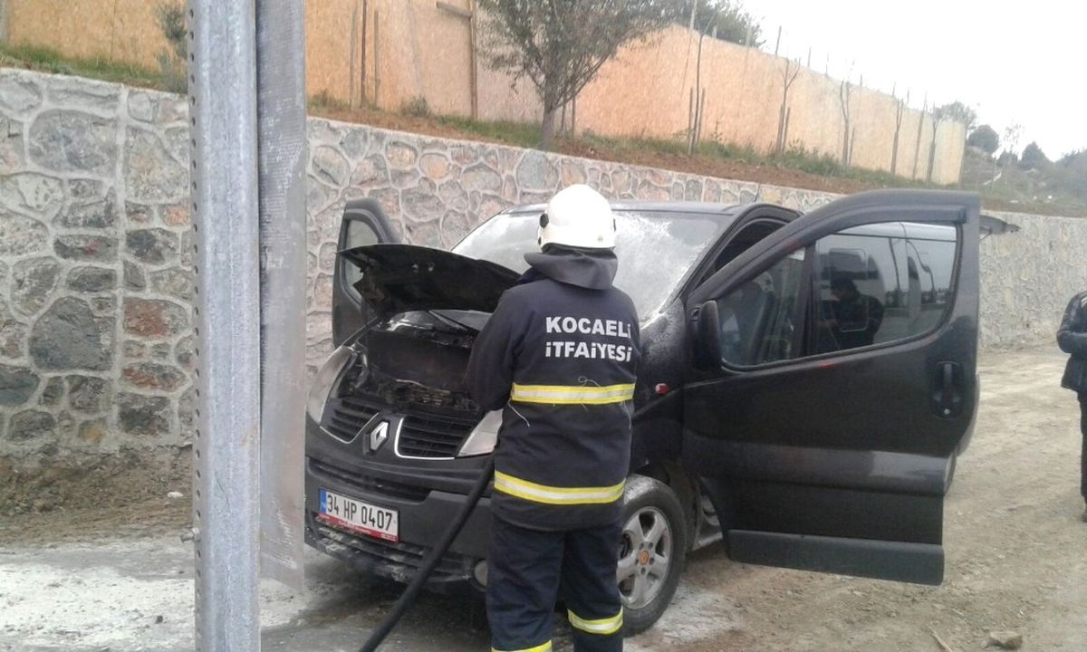 Motoru Tutuşan Araç, İtfaiyeyi Harekete Geçiri