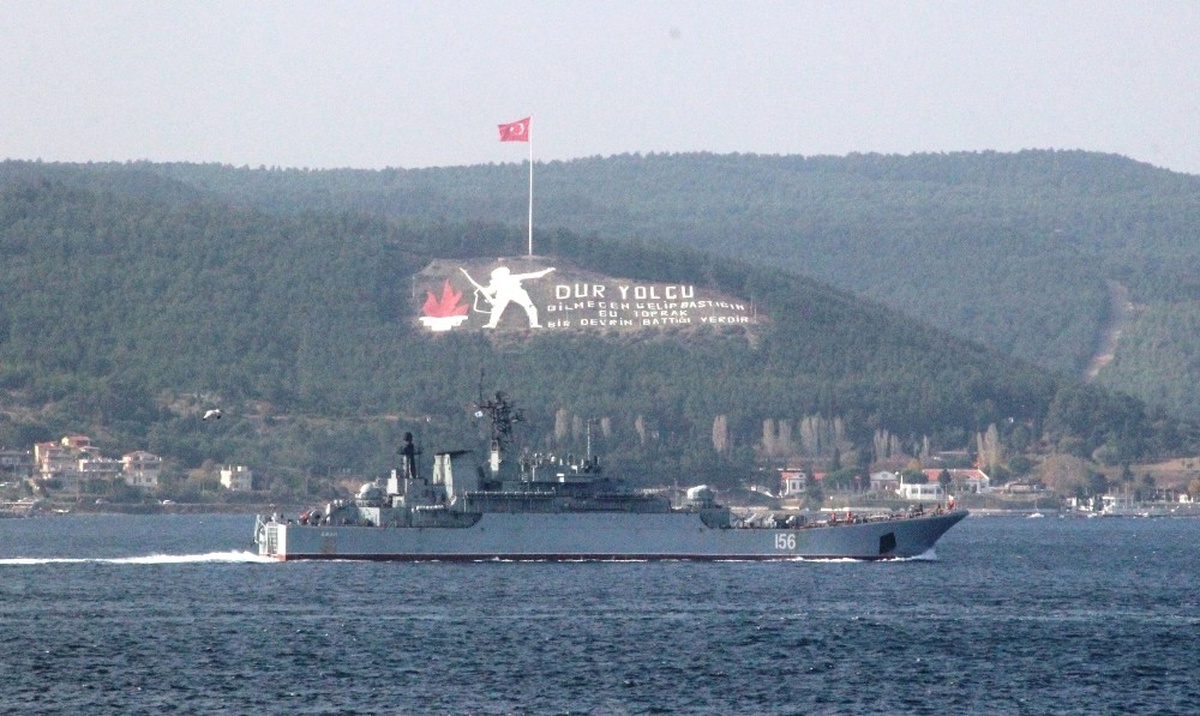 Rus Savaş Gemisi Çanakkale Boğazı\'ndan Geçti