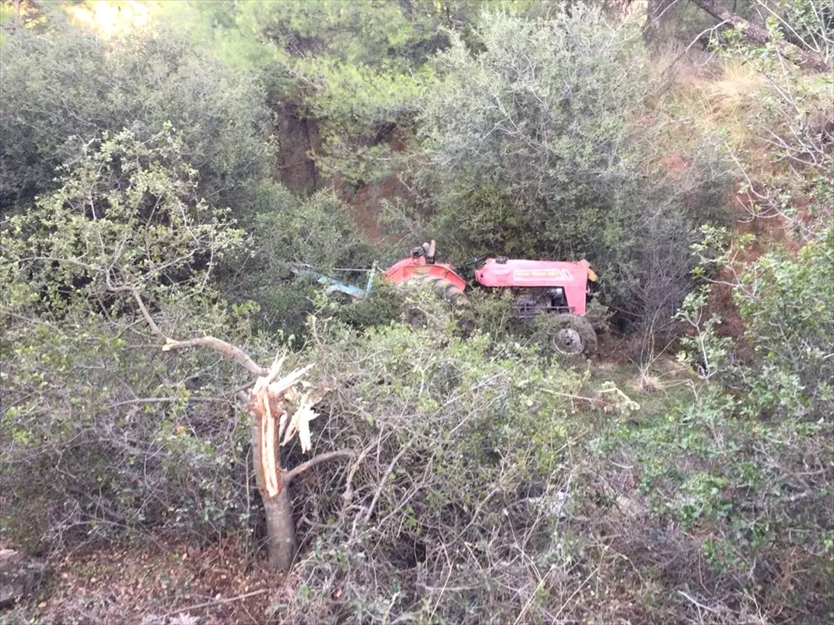 Şarampole Devrilen Traktörün Sürücüsü Öldü