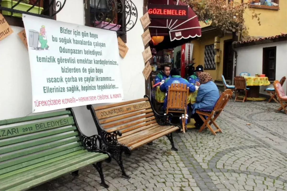 Sokakların Gizli Kahramanlarına Soğuk Havada İç Isıtan İkram