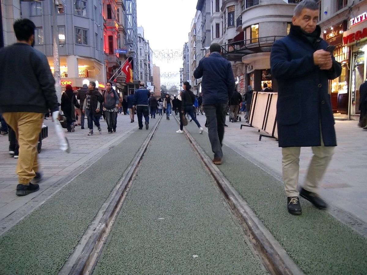 Taksim İstiklal Caddesi\'ndeki Tramvay Yoluna Yeşil Çuha Döşendi
