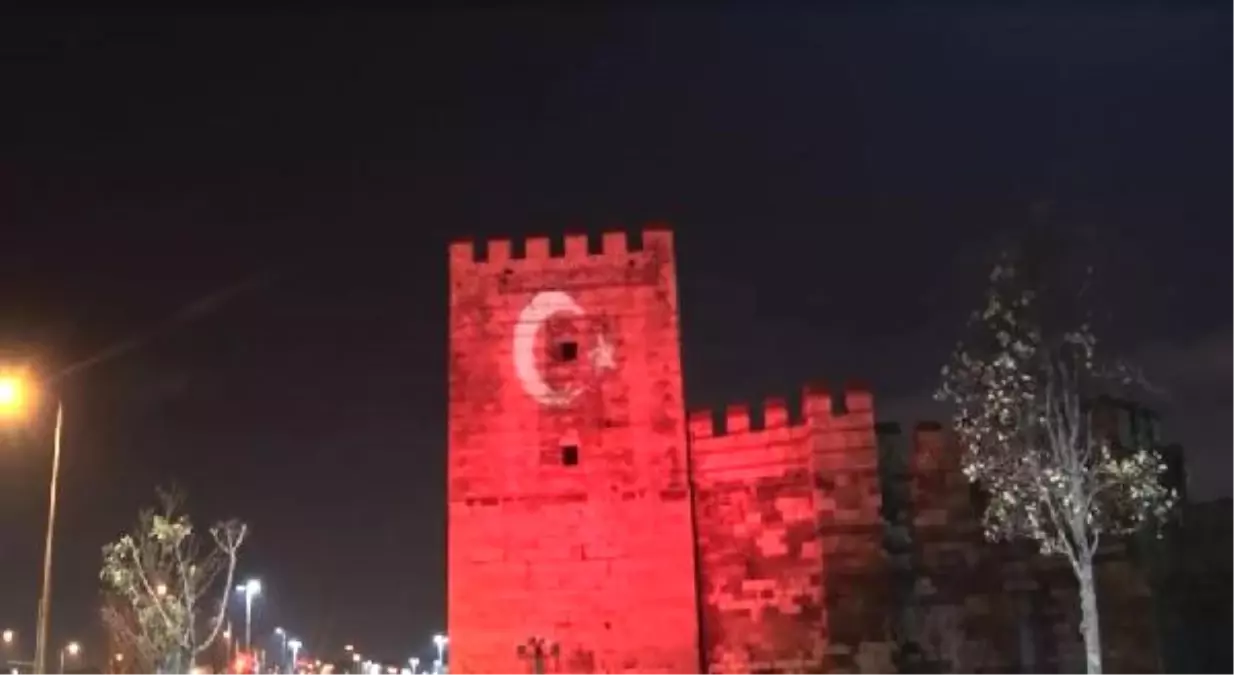 Tarihi Surlar Türk Bayrağıyla Işıklandırıldı