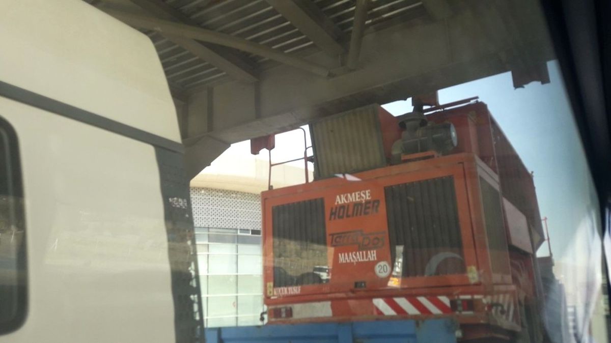 Tır Üst Geçite Takıldı