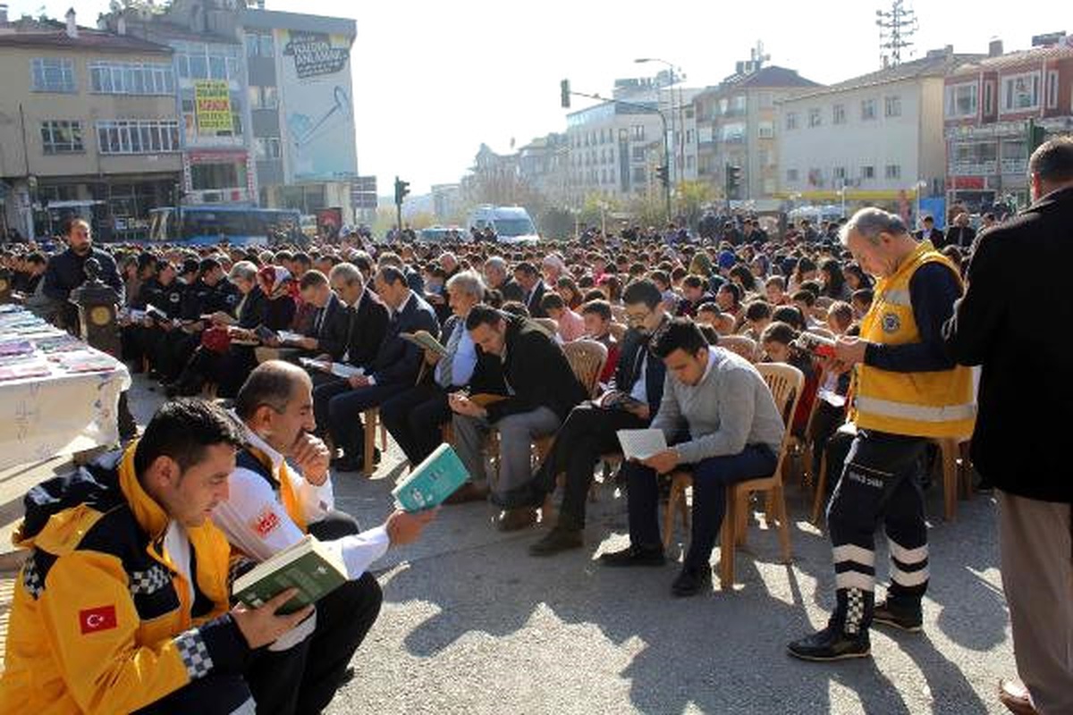 Tosya Meydanında 600 Kişi Kitap Okudu