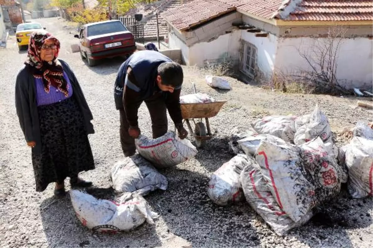 Vali Yardımcısının Odasında Ayakkabılarını Çıkaran Hüsne Ninenin Kömürü Teslim Edildi