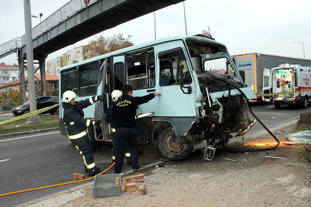 Yolcu Minibüsü Kaza Yaptı: 1 Ölü, 2 Yaralı