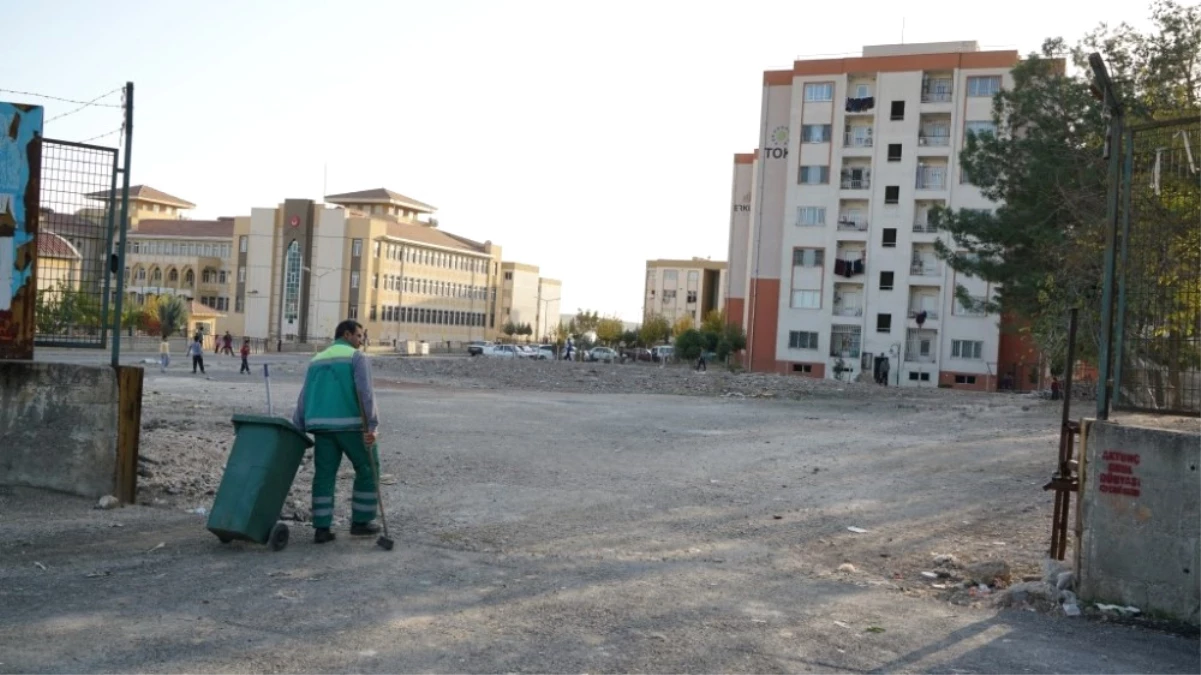 Adıyaman Belediyesi TOKİ\'de Temizlik Çalışması Yaptı