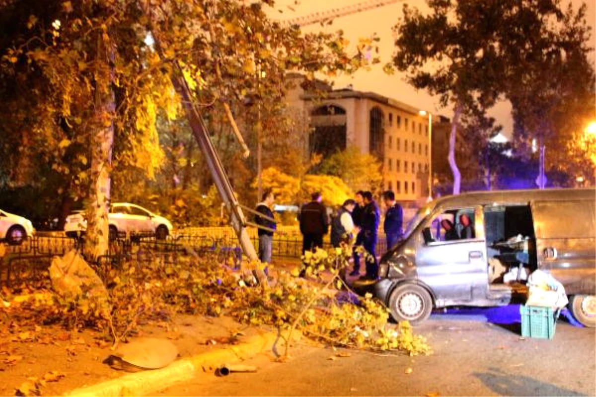 Alkollü Sürücüyü Aydınlatma Direği Durdurdu