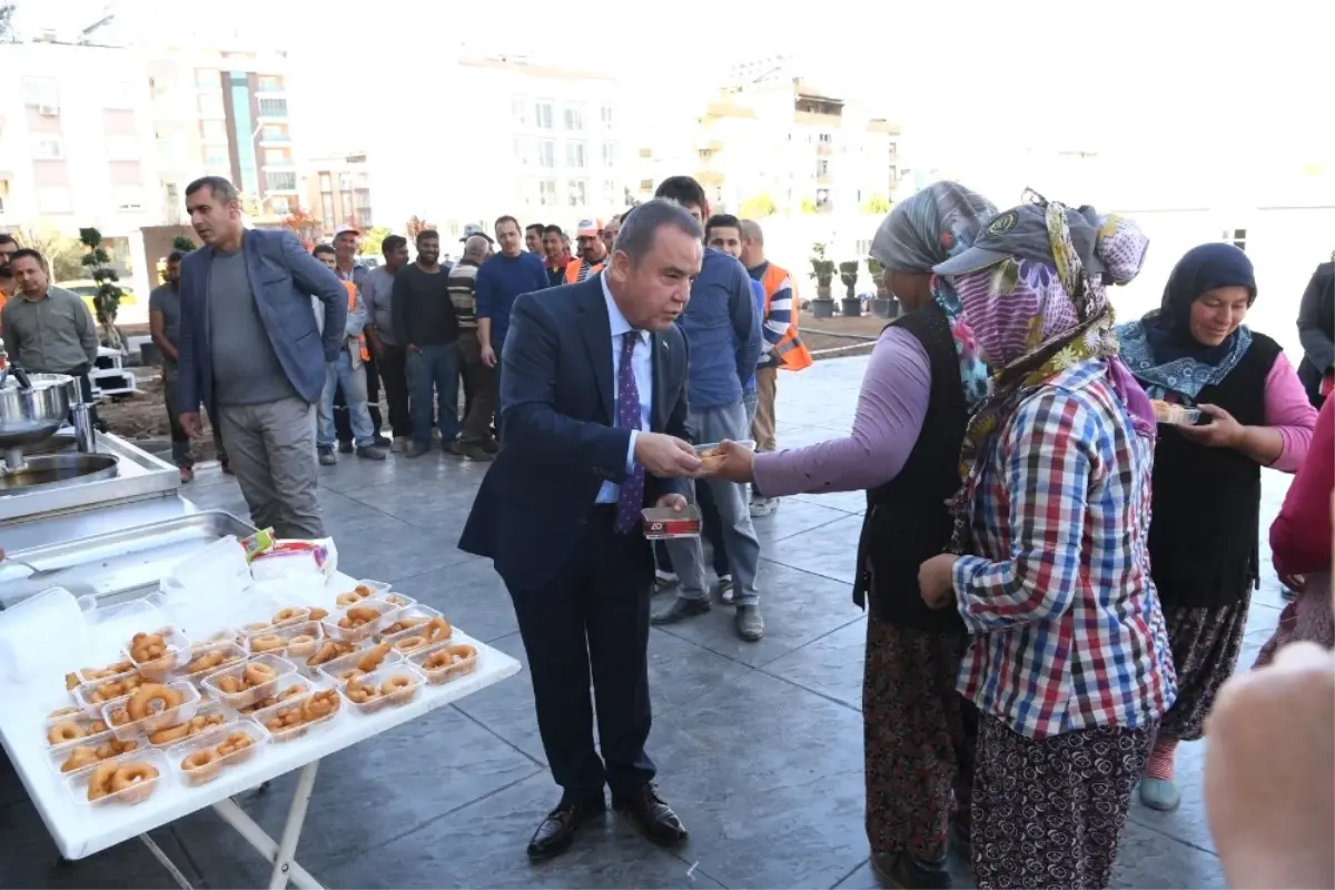 Başkan Böcek, İşçilere Lokma Dağıttı