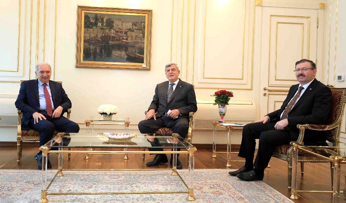 Başkan Karaosmanoğlu, Başkan Uysal\'ı Ziyaret Etti