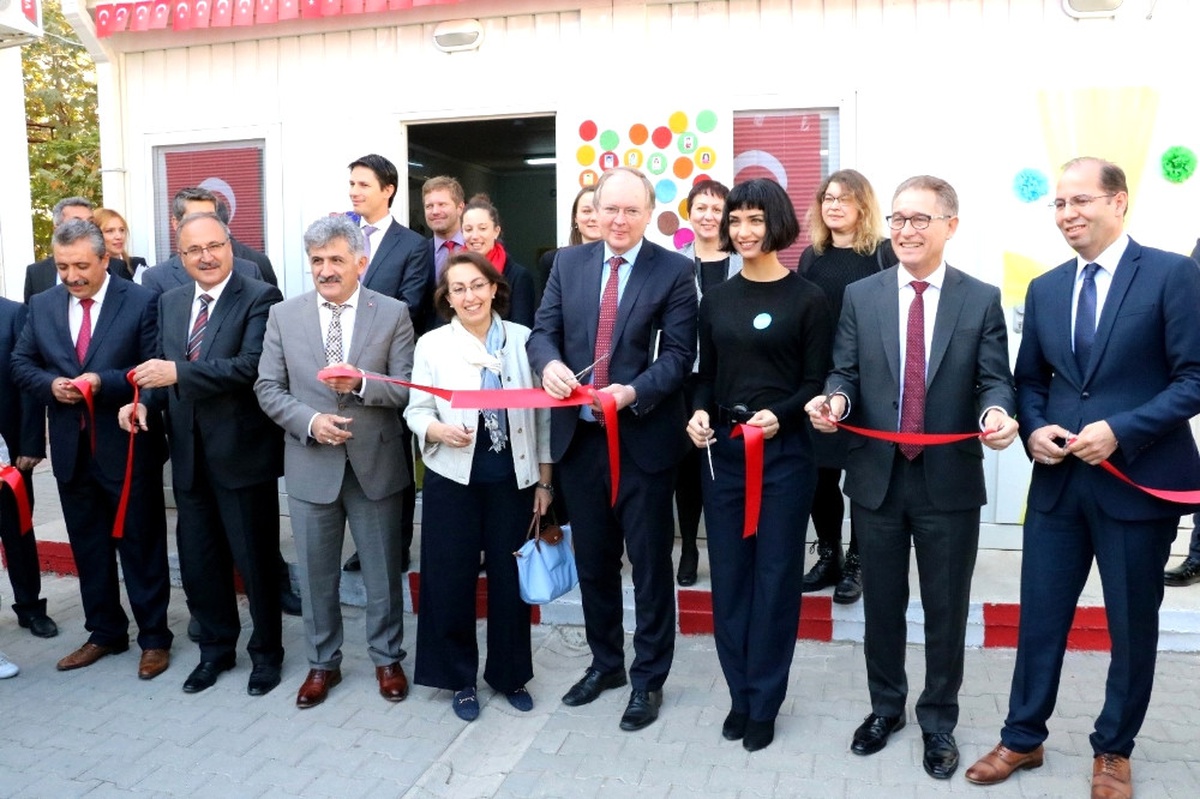 Büyükelçi Berger ve Tuba Büyüküstün Mülteci Okulunda