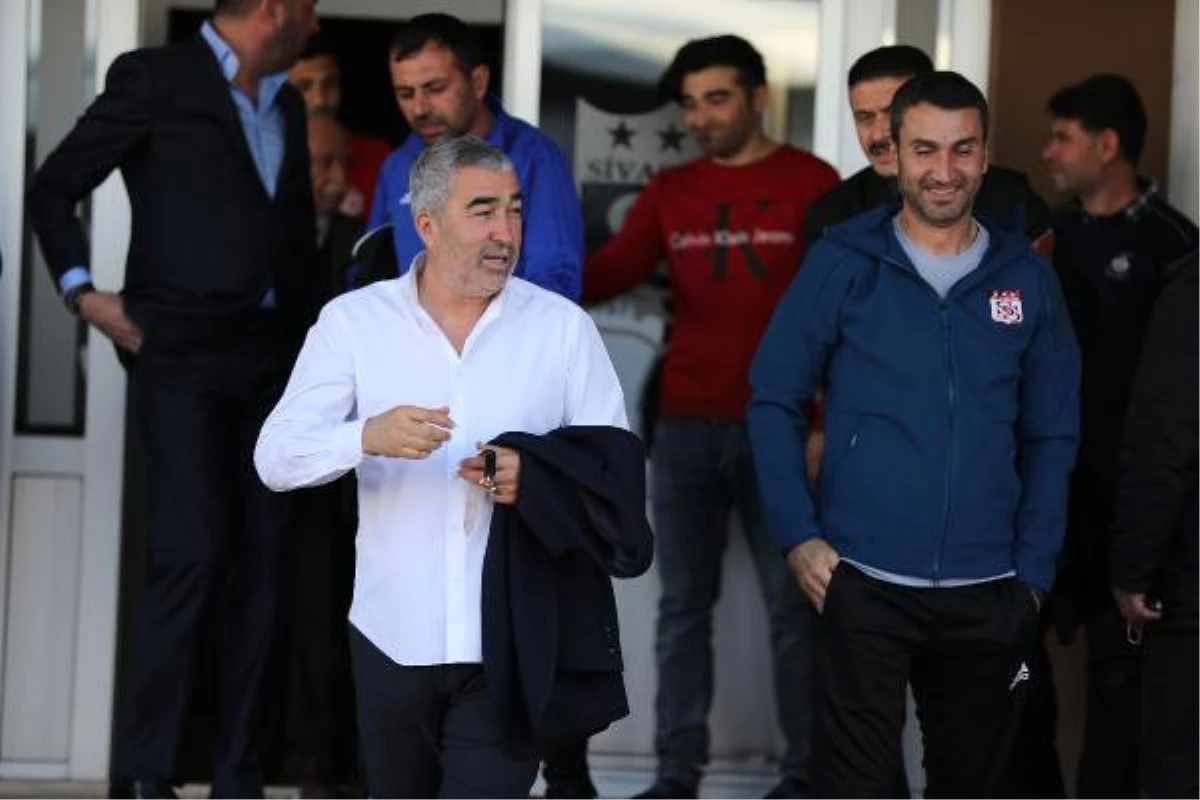 Demir Grup Sivasspor Kafilesi İstanbul\'a Gitti