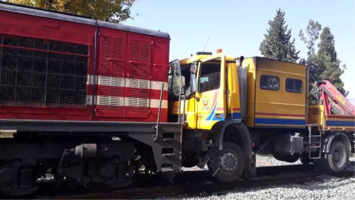 Denizli\'de Ray Bakım Aracıyla Yük Treni Çarpıştı: 3 Yaralı