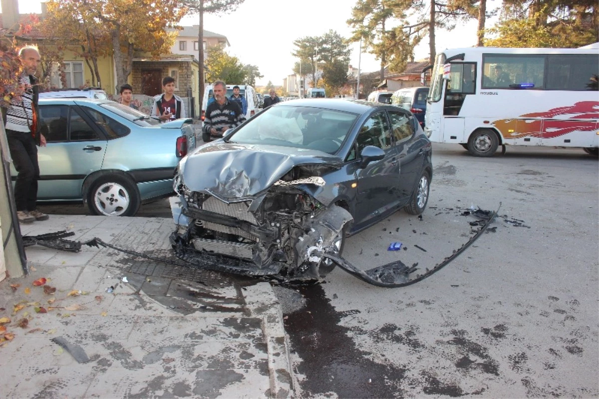 Erzincan\'da Trafik Kazası: 2 Yaralı