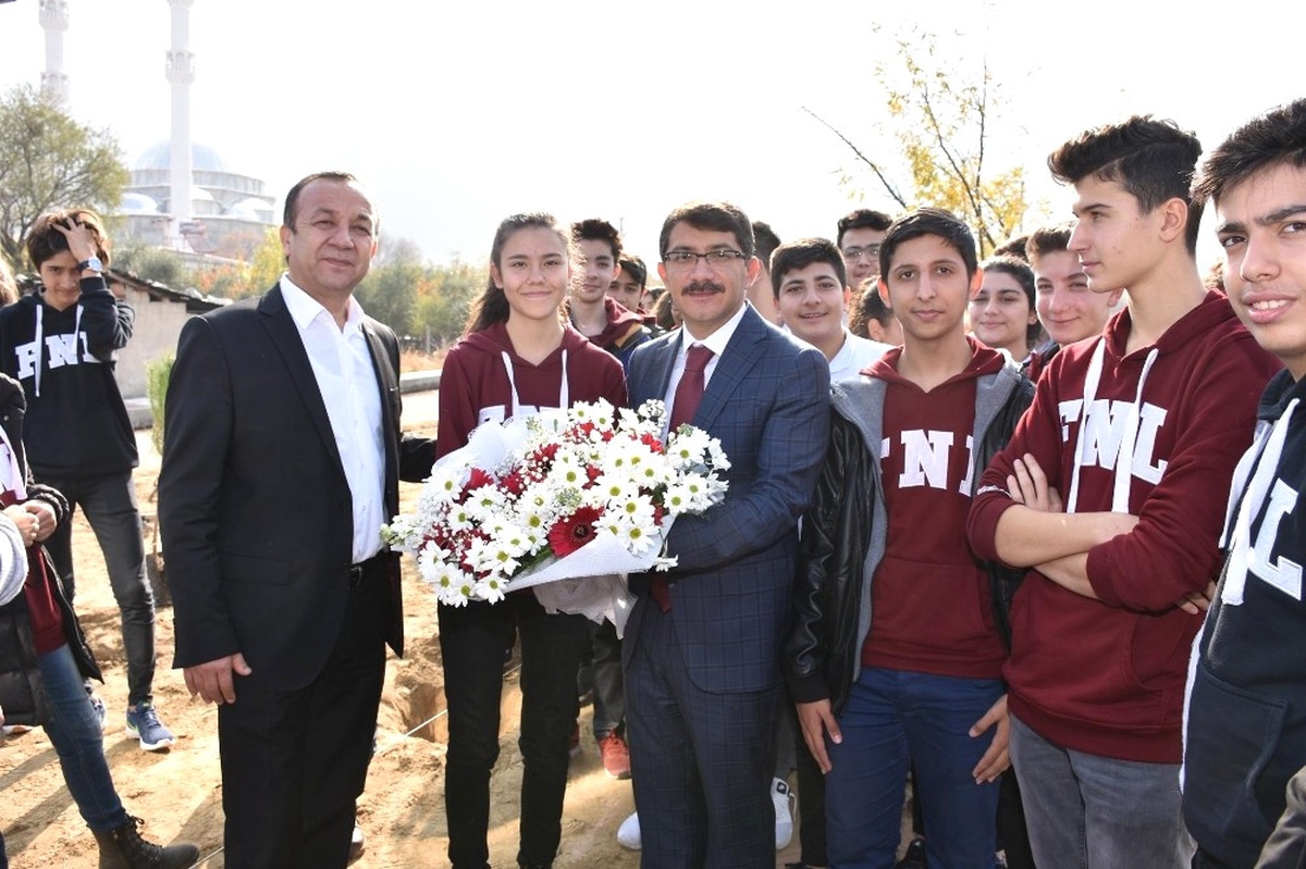 Gelecek İçin 60 Fidan Toprakla Buluştu