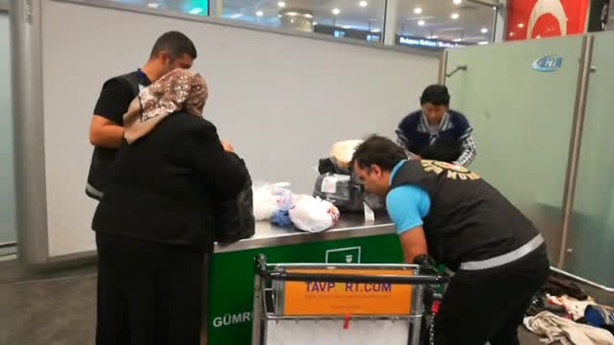 Havalimanında Ekmek Arasında Kaçak Sigara Şoku