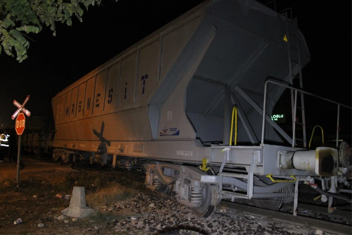 Karaman\'da Yük Treninin Vagonu Raydan Çıktı