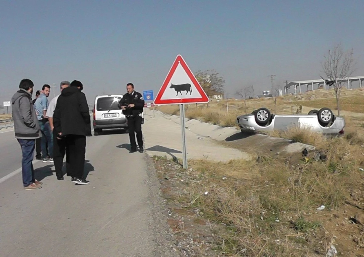 Konya\'da Otomobil Şarampole Takla Attı: 4 Yaralı