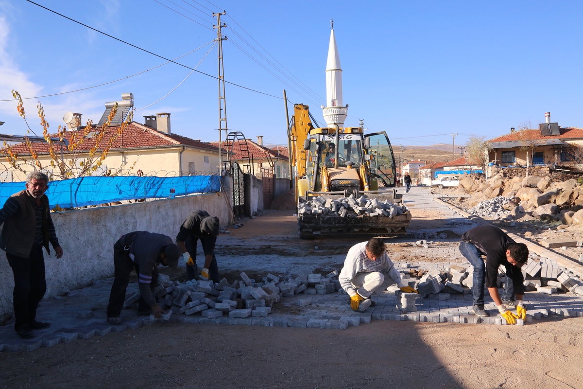 Köylerde Yol ve Parke Çalışmaları Hız Kesmeden Devam Ediyor