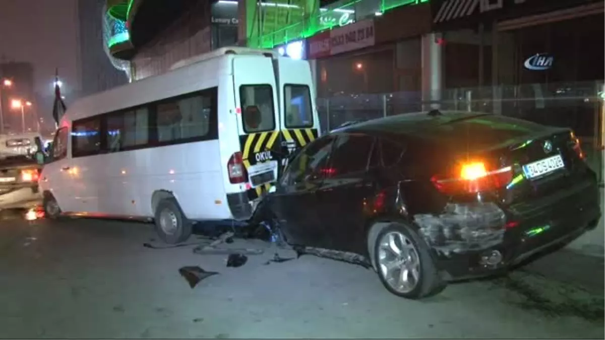 Lüks Jeep Park Halindeki Servis Minibüslerine Çarptı