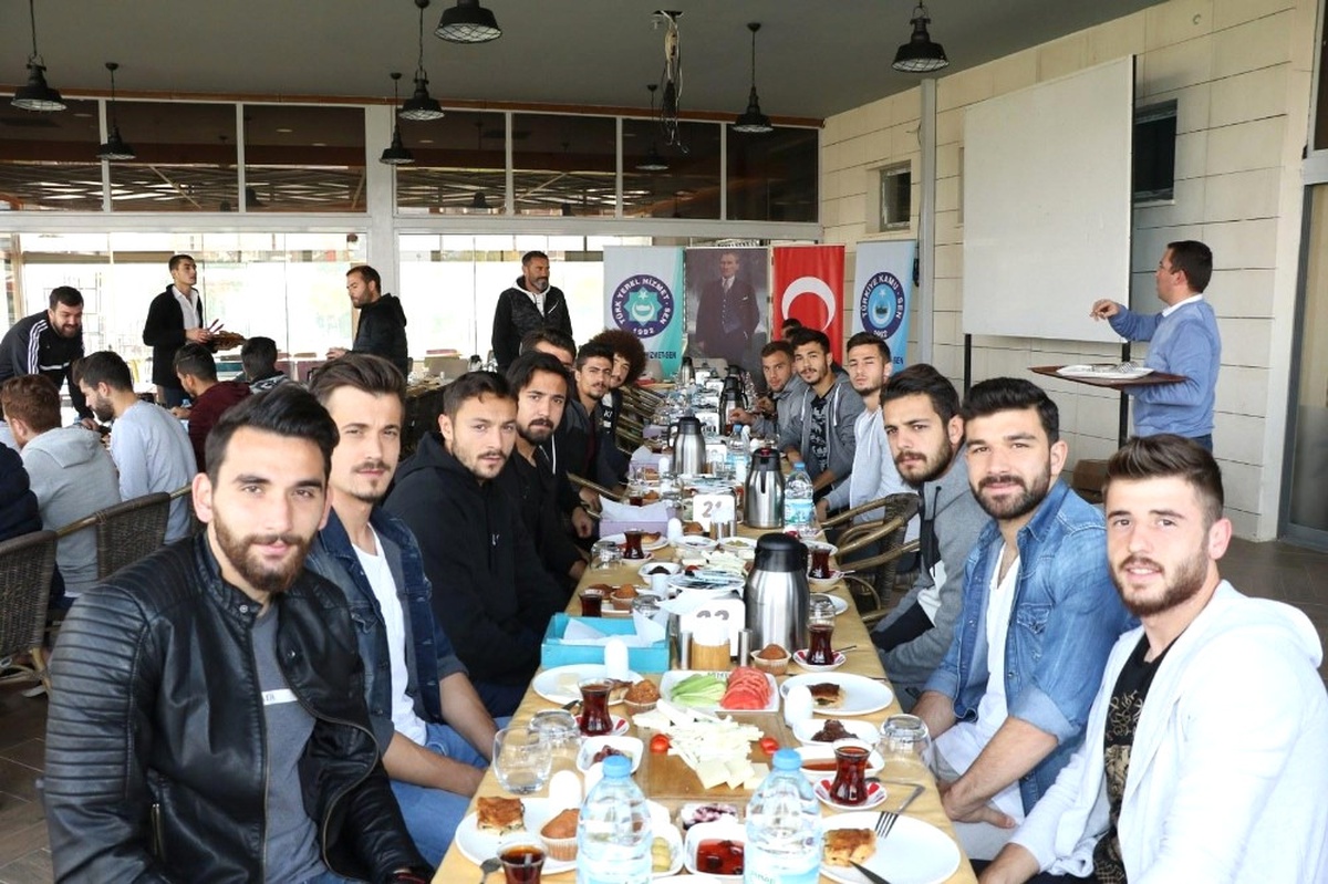 Manisa Bbsk\'lı Futbolcular Kahvaltıda Bir Araya Geldi
