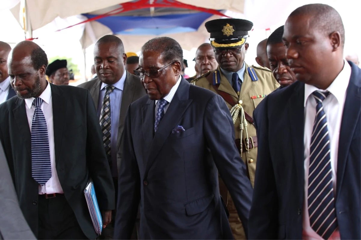 Mugabe Askeri Müdahalenin Ardından İlk Kez Halkın Karşısına Çıktı