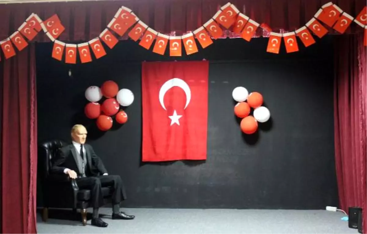 Öğrencileri İçin Atatürk\'ün Balmumu Heykelini Yaptı