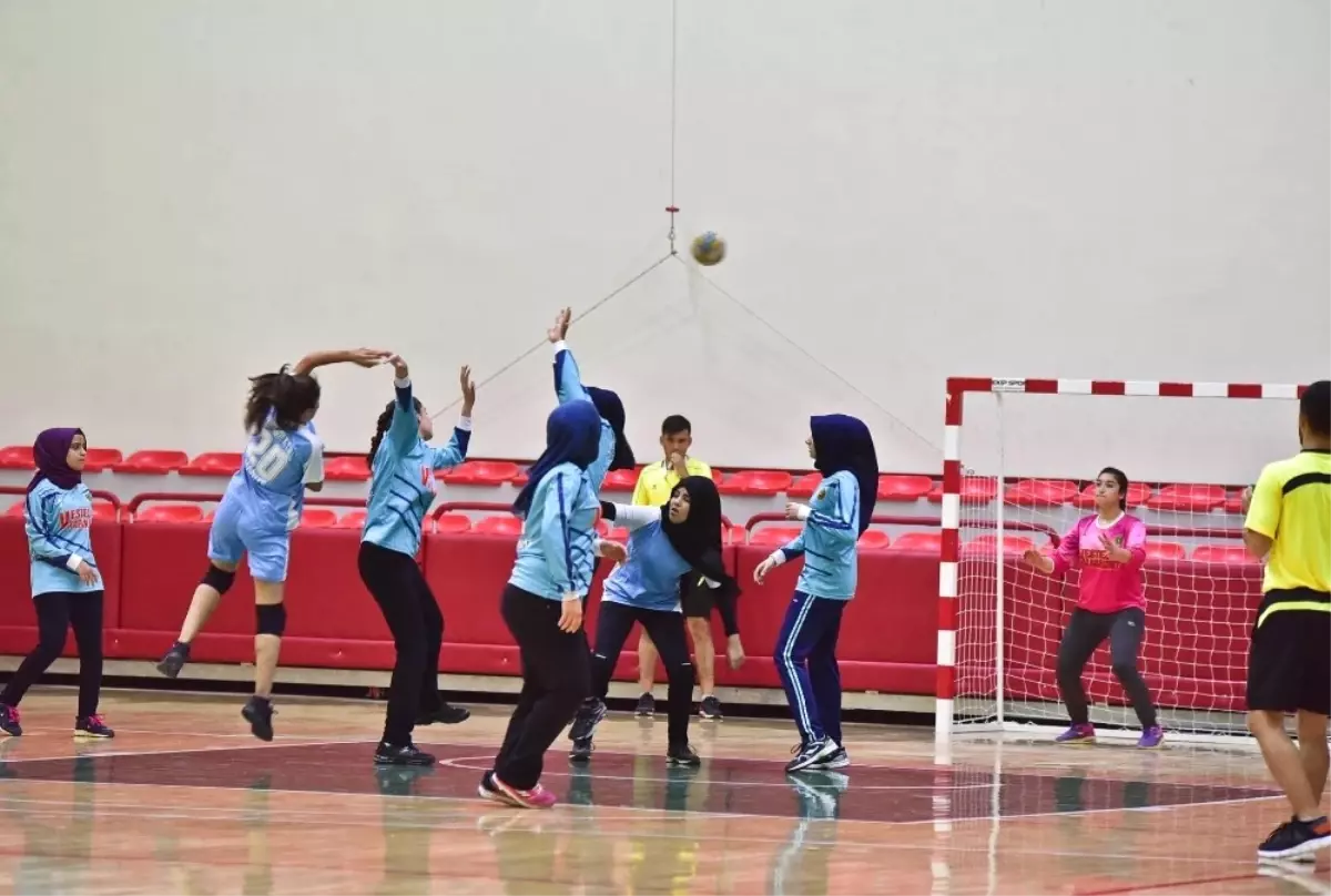 Okul Sporları Müsabakaları Hentbol Maçlarıyla Başladı