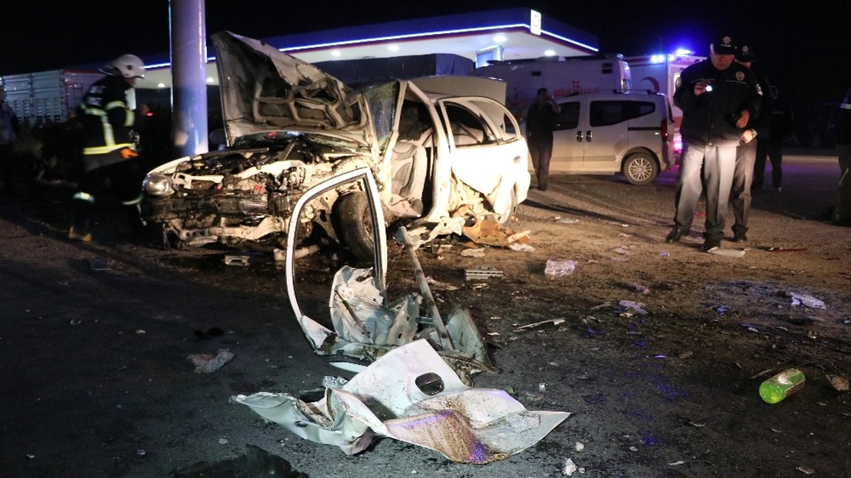 Aksaray\'da İki Otomobil Çarpıştı: 7 Yaralı