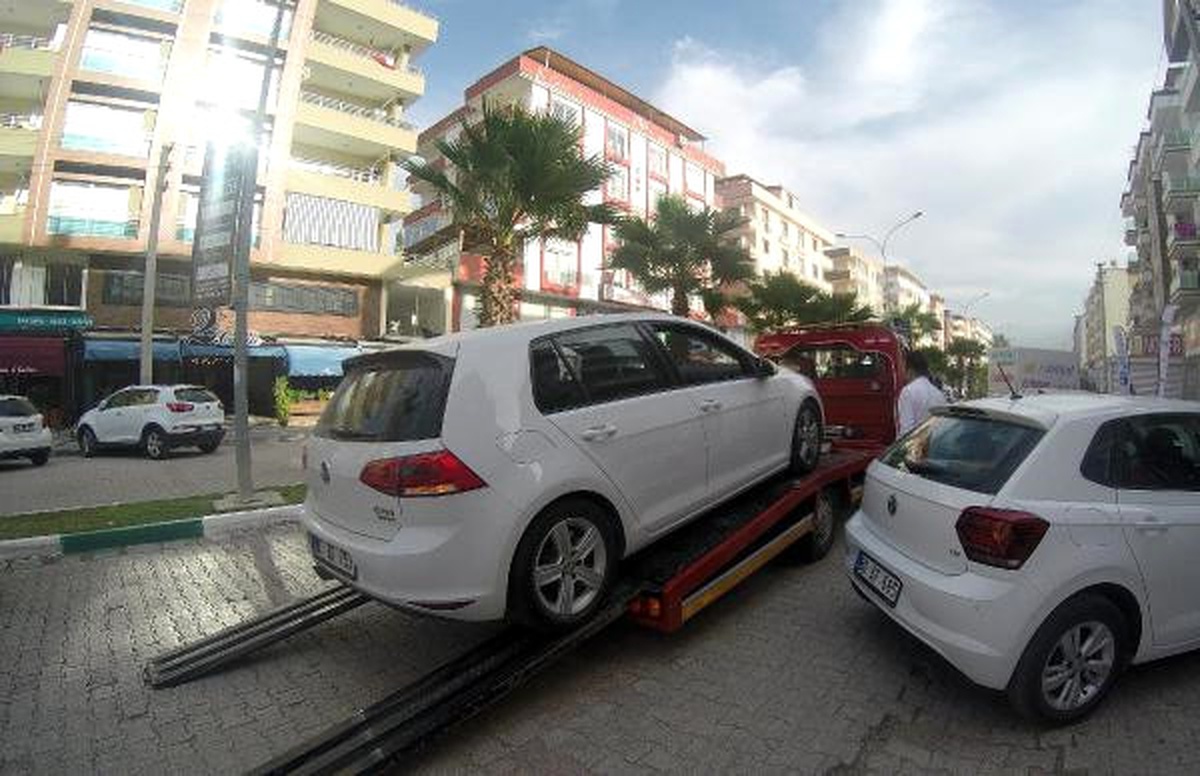 Otomobilinin Motoruna Giren Kedi İçin Çekici Çağırdı
