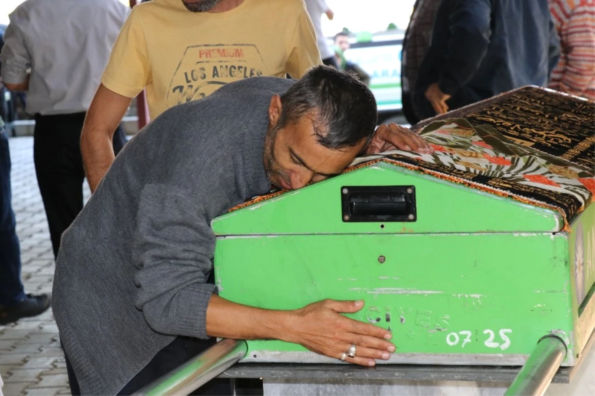 Tek Teker Arif\'le Trafik Kazasında Ölen Ülkü Özcan Defnedildi