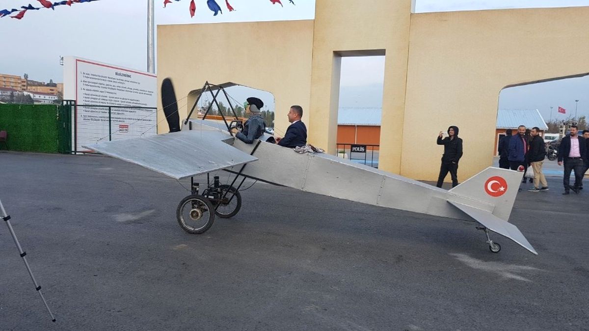 Temsili Uçakla Şeref Turu Attı