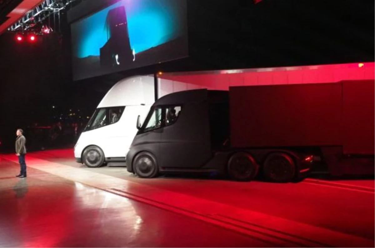 Musk, İlk Elektrikli TIR\'ı Tanıttı