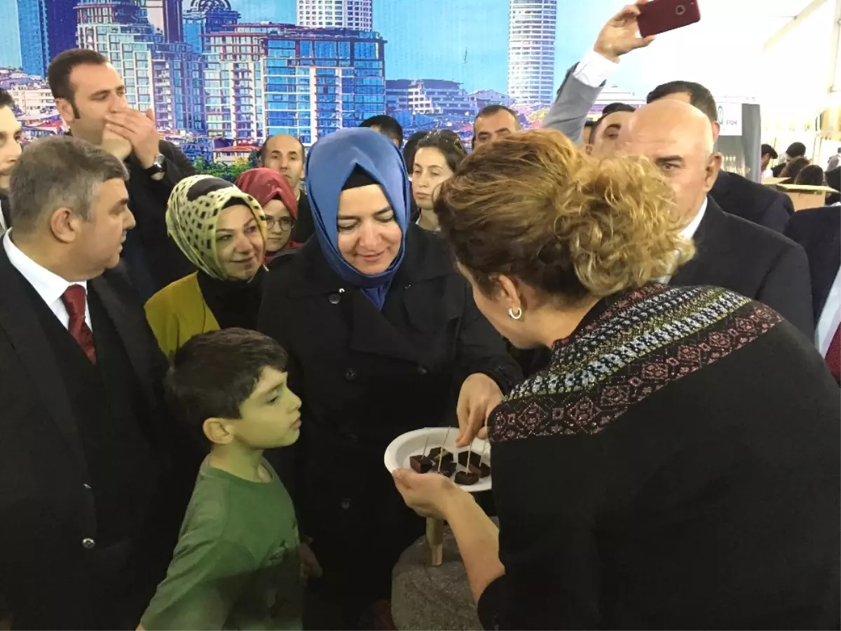 Bakan Kaya, Sinop Tanıtım Günleri\'nde Yöresel Tatlar Denedi