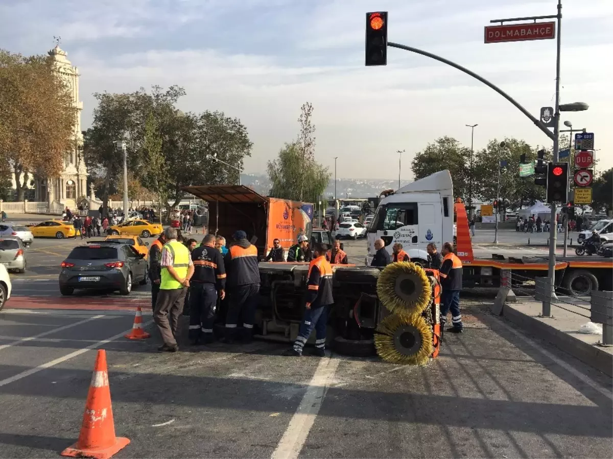 Bomonti-Dolmabahçe Tüneli Çıkışında Temizlik Aracı Devrildi