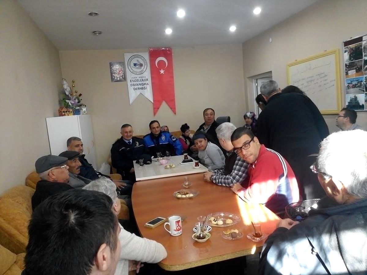 Bozüyük Polisi Engellilerin Yanında