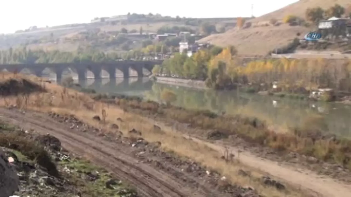 Dicle Nehri\'ni Güzelleştirme Çalışmalarına Vatandaşlardan Destek