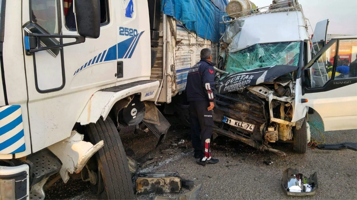 İşçileri Taşıyan Minibüs Kamyonla Çarpıştı: 1 Ölü, 24 Yaralı