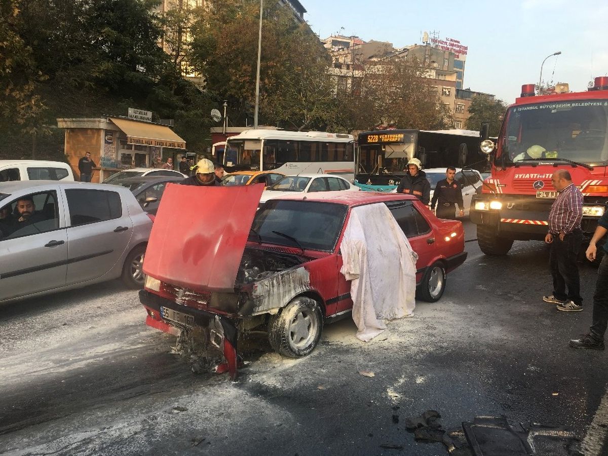 İstanbul\'da E-5 Karayolunda Otomobil Yangını