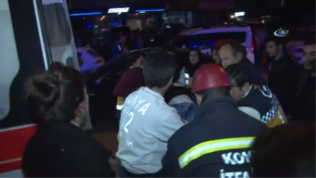 Kontrolden Çıkan Otomobil Tramvay Yoluna Yuvarlandı: 2 Yaralı