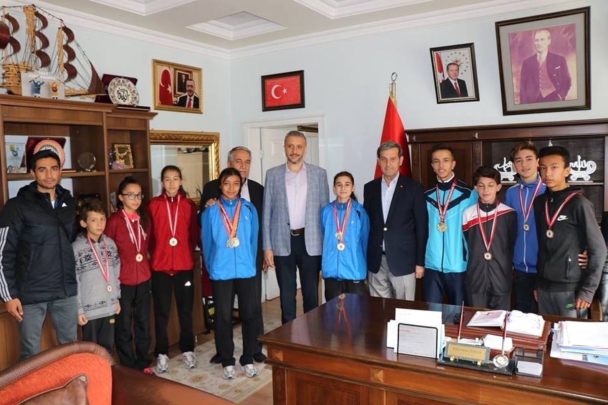 Madalyalı Atletlerin Başkan Özkan\'ı Ziyareti