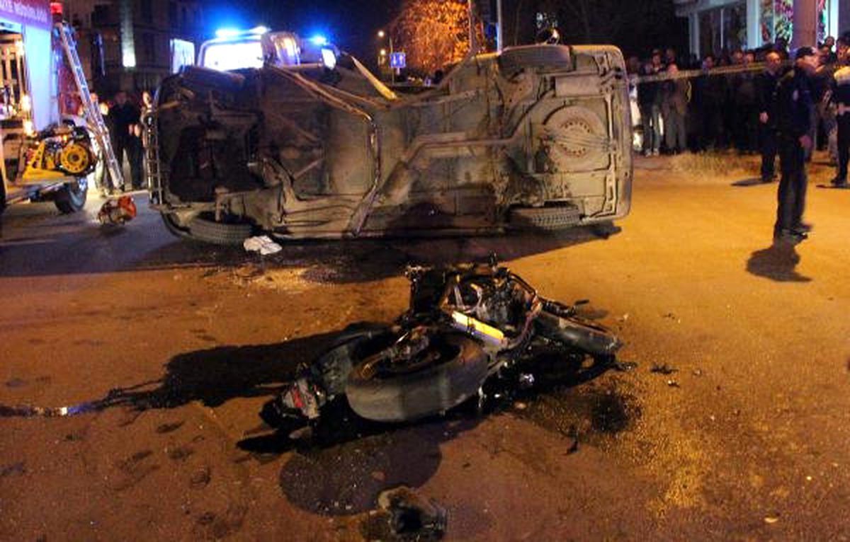 Motosikletin Çarptığı Minibüs Devrildi, Motosikletteki Çift Yaralandı