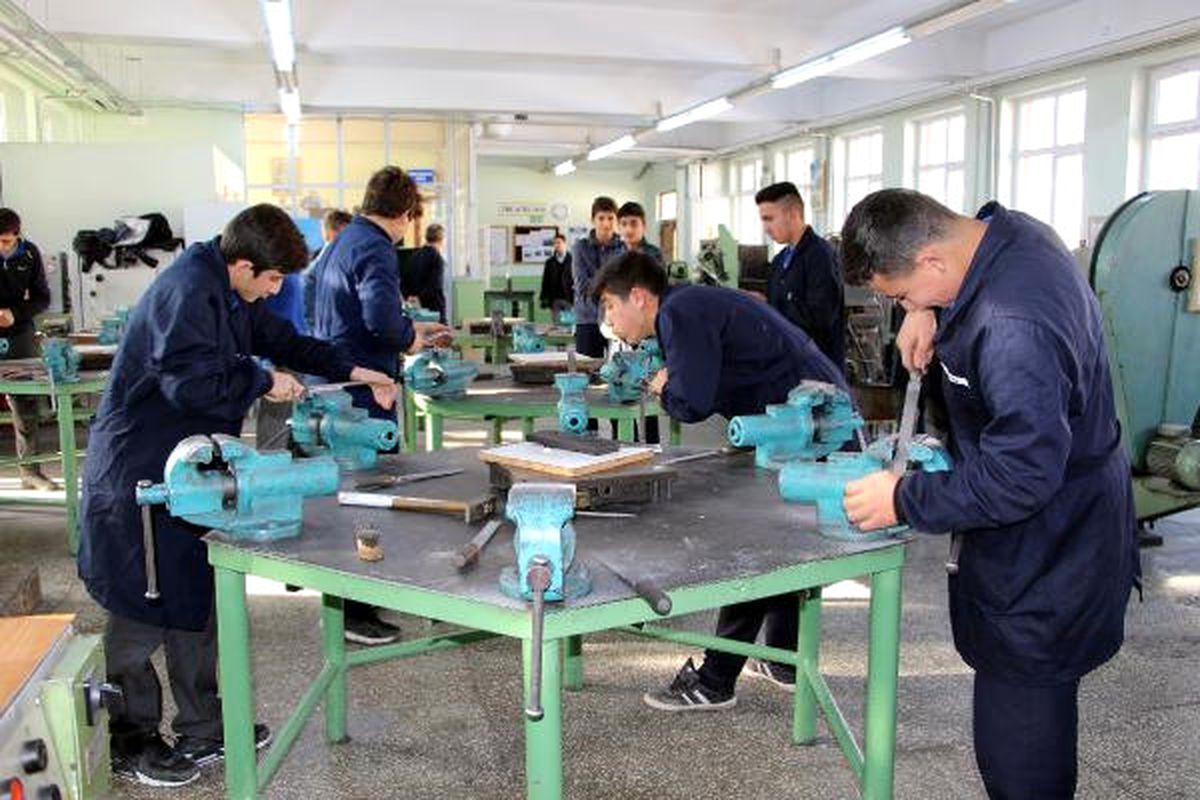 Öğrenciler Hem Okuyor Hem de Para Kazanıyor