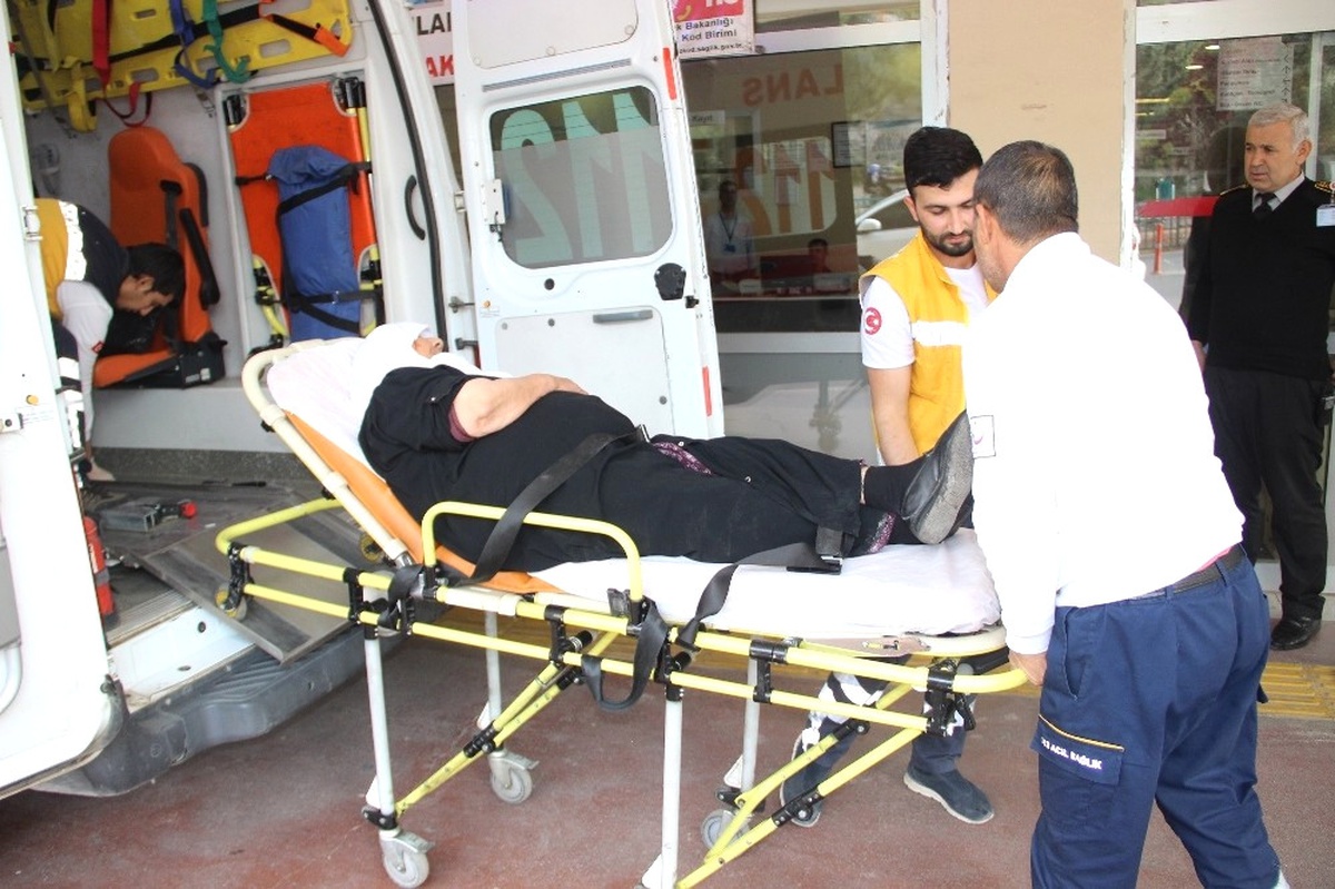 Otomobilin Çarptığı Yaşlı Kadın Yaralandı