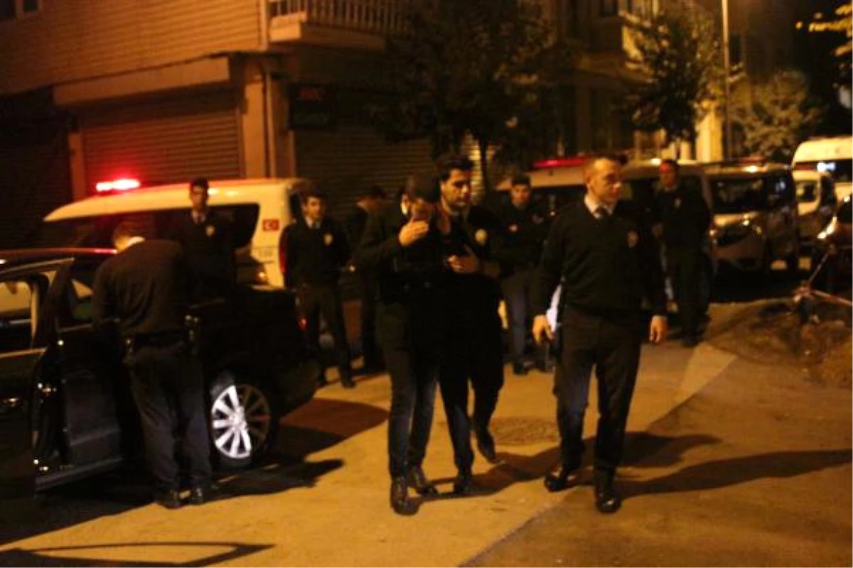 Şişli\'de Polisten Kaçan Otomobil Kaza Yaparak Durabildi