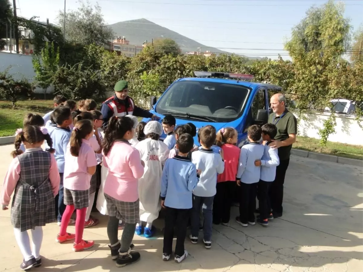 Söke\'de Öğrenciler Yazdıkları Şiirlerle Jandarmayı Duygulandırdı