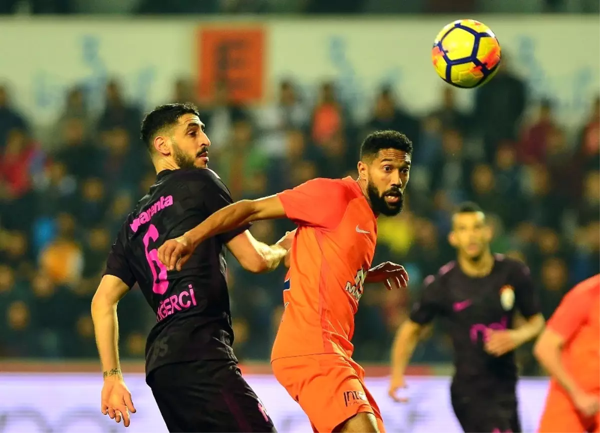 Süper Lig: Medipol Başakşehir: 2 - Galatasaray: 0 (İlk Yarı)